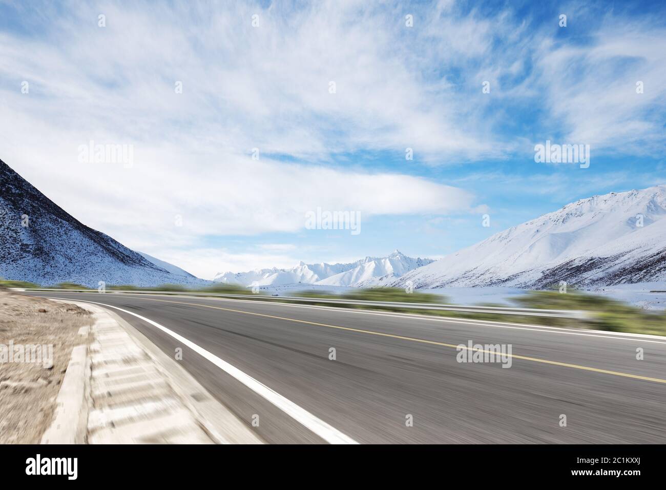 Leere Straße mit Berg Stockfoto