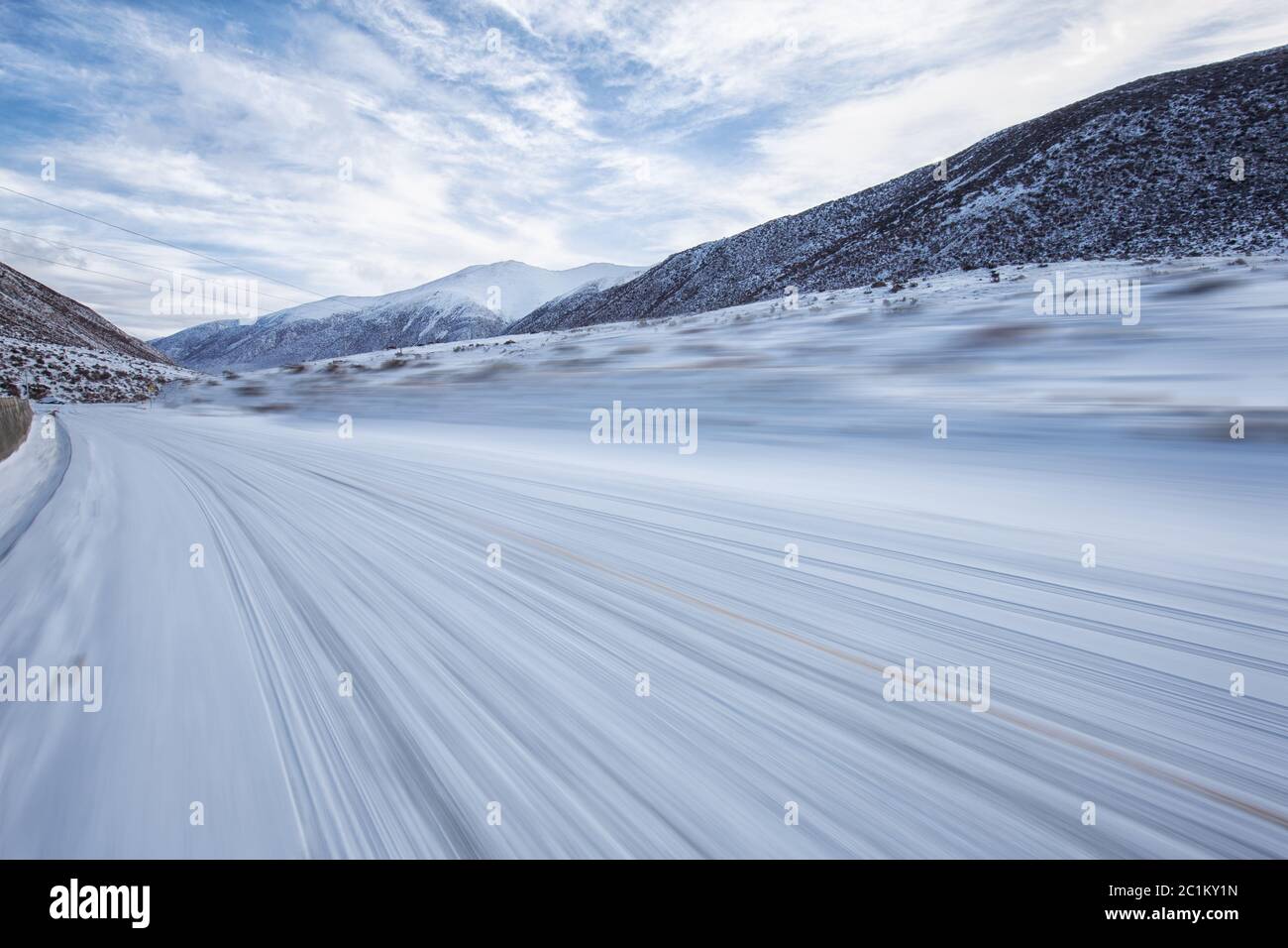 highway bedeckt Schnee durch Berg Stockfoto