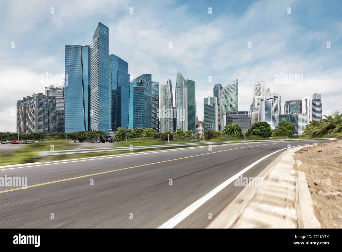 Leere Asphaltstraße durch moderne Stadt Stockfoto