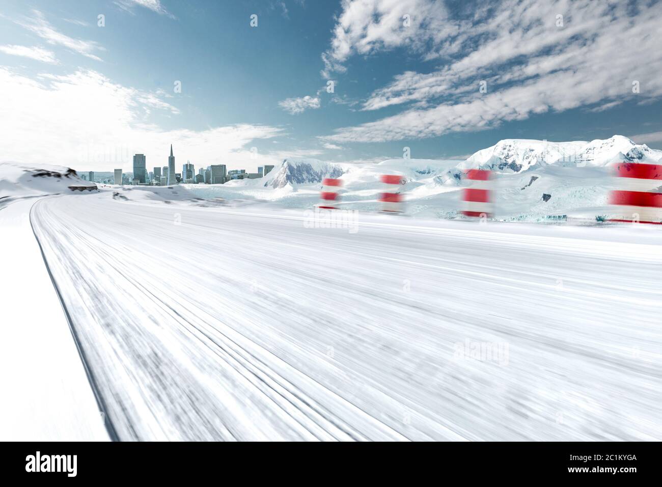 highway bedeckt Schnee durch Berg Stockfoto