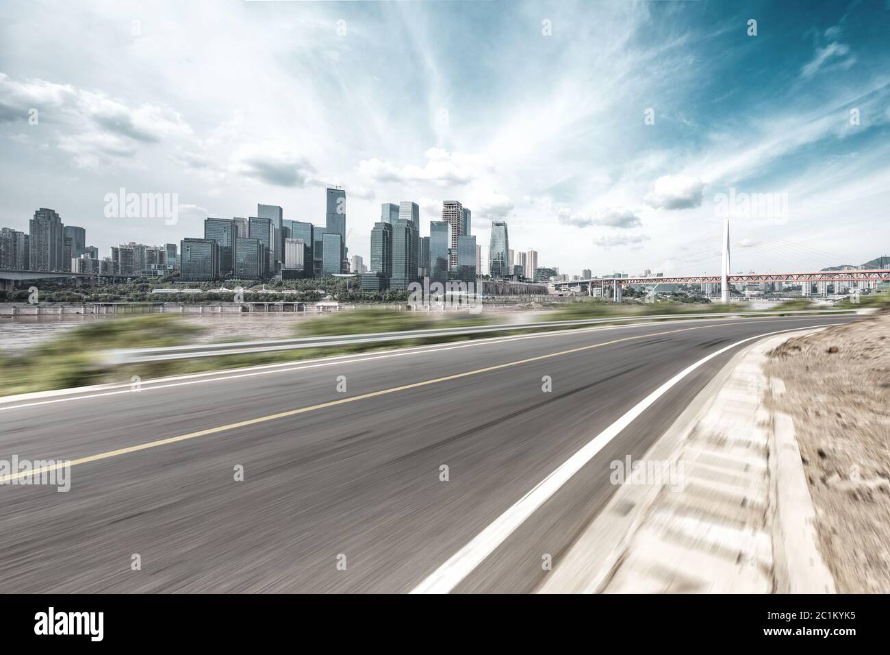 Leere Asphaltstraße durch moderne Stadt Stockfoto