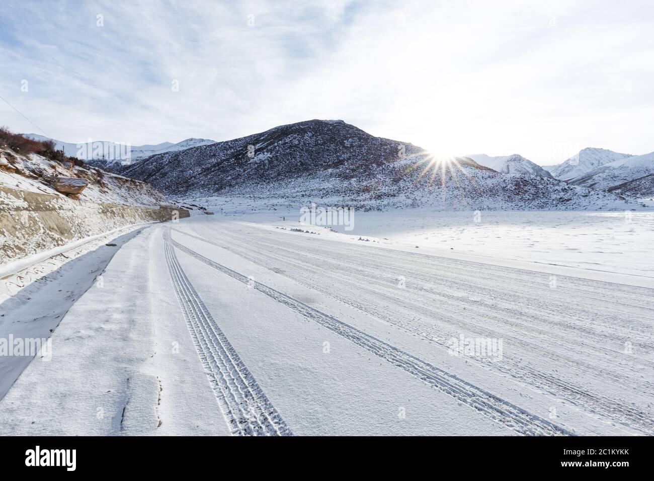 highway bedeckt Schnee durch Berg Stockfoto