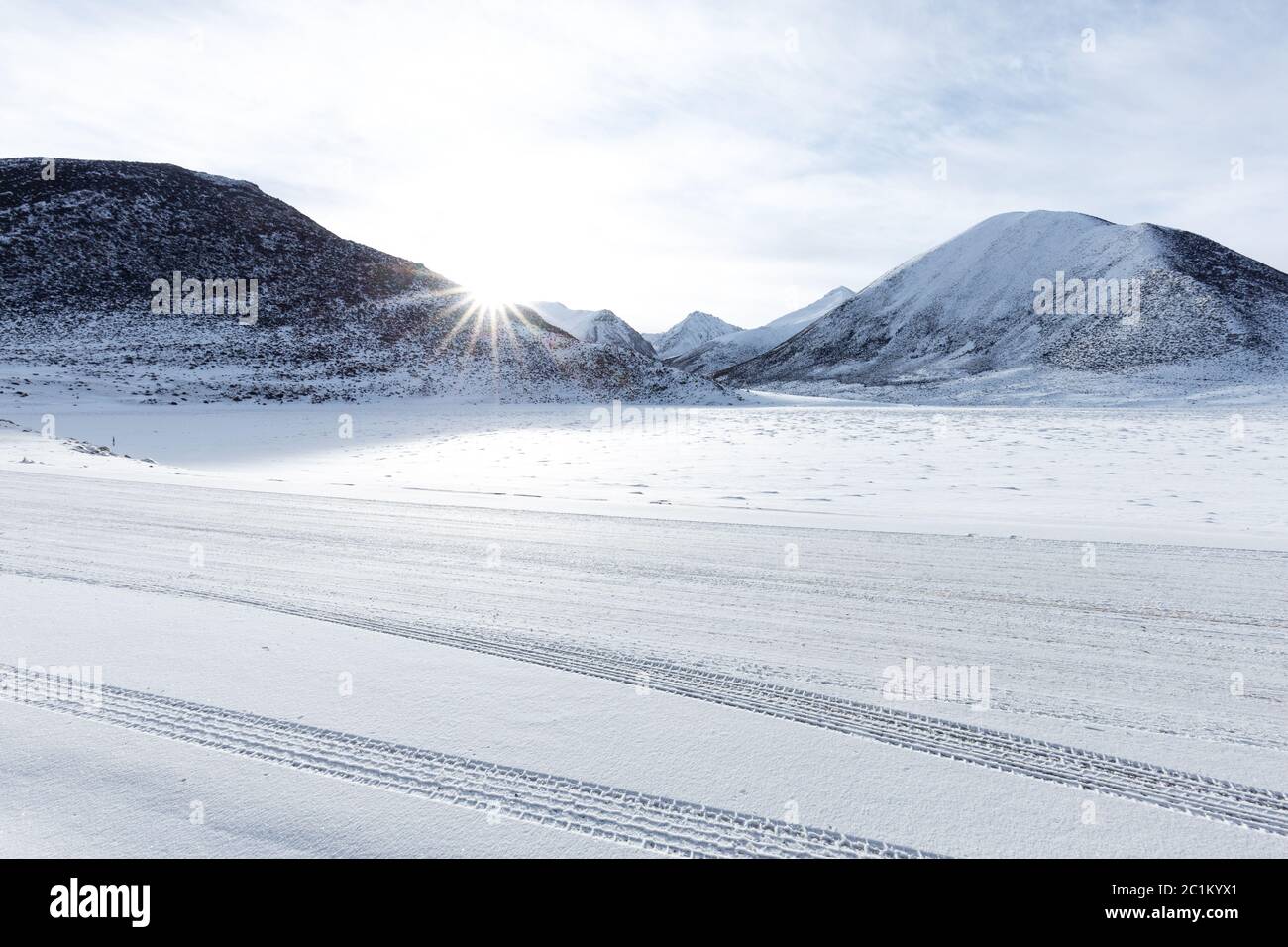 highway bedeckt Schnee durch Berg Stockfoto