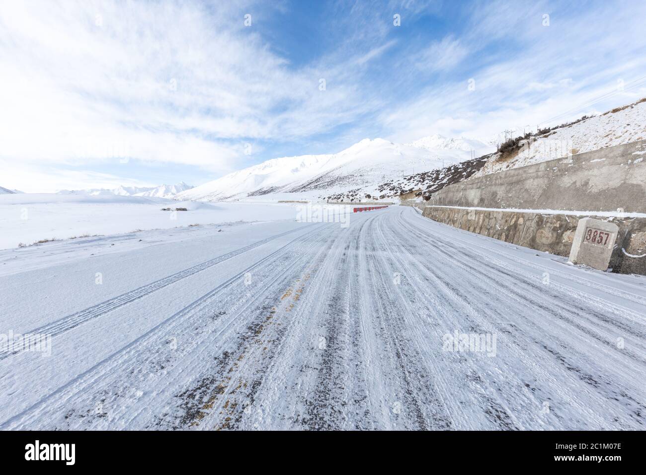 highway bedeckt Schnee durch Berg Stockfoto