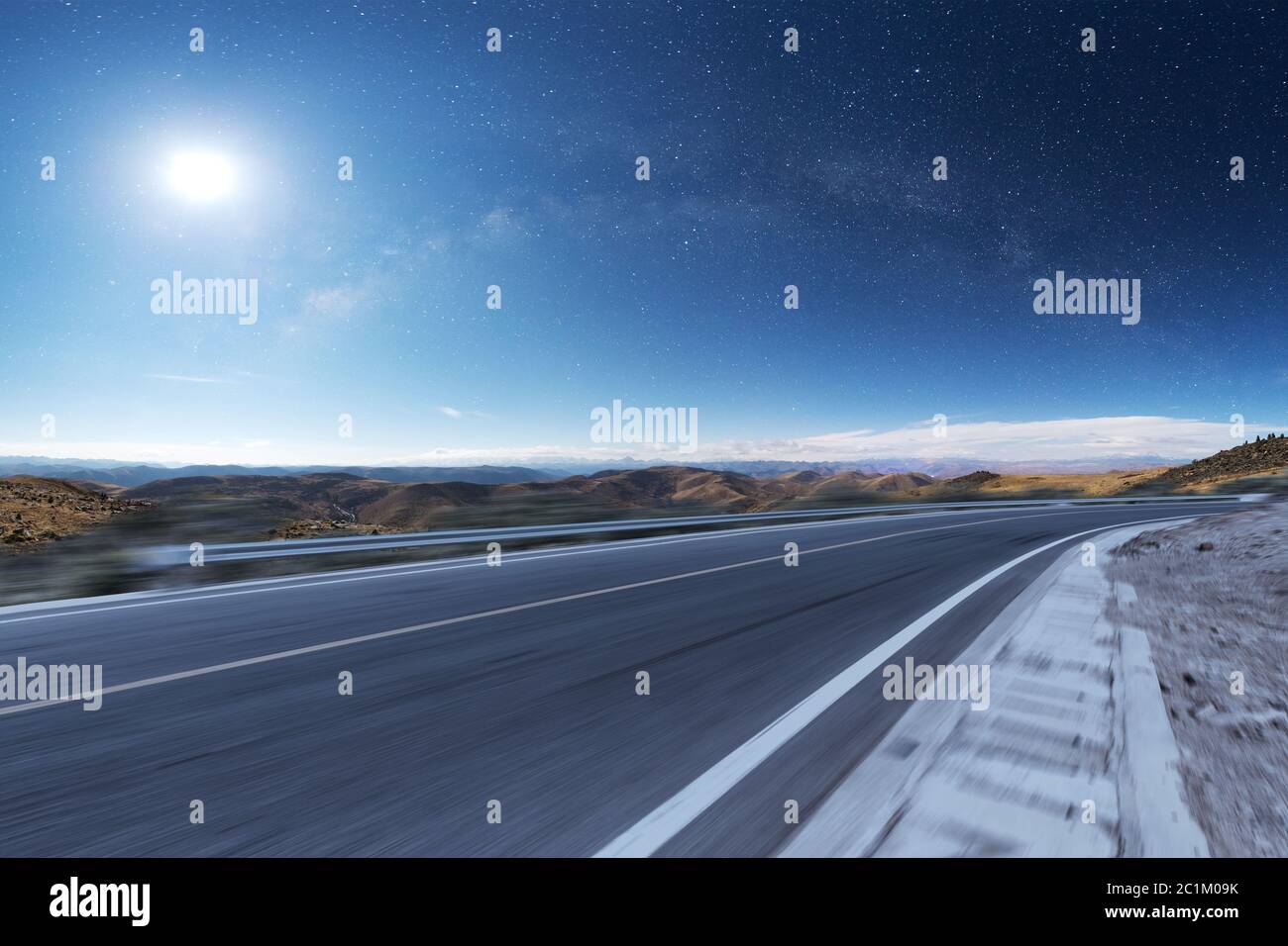 Leere Asphaltstraße mit Galaxie Stockfoto