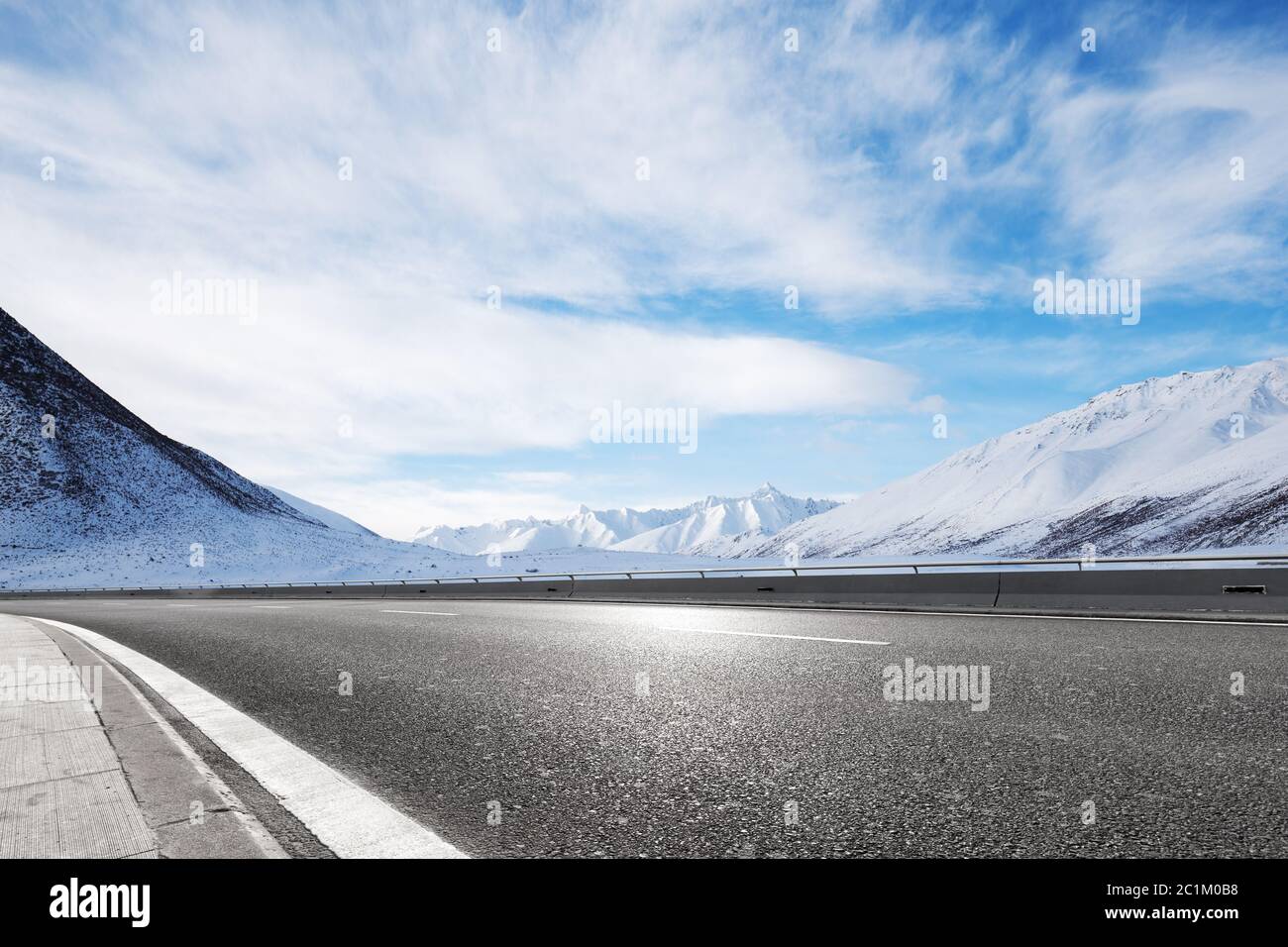 Leere Straße mit Berg Stockfoto