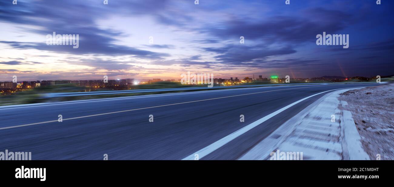 Leere Asphaltstraße durch moderne Stadt Stockfoto