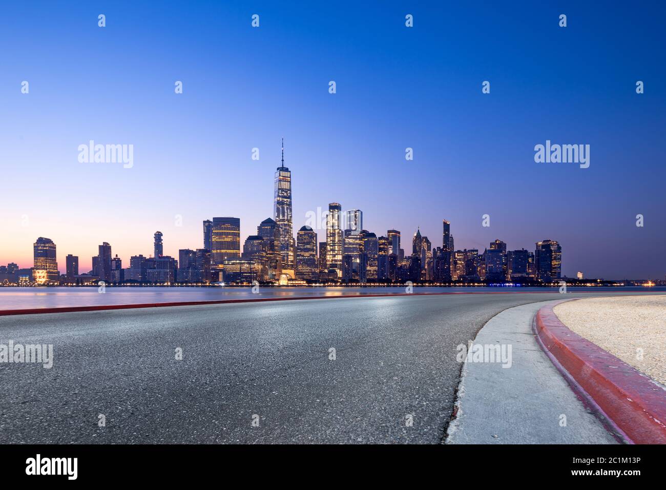 Leere Asphaltstraße durch moderne Stadt Stockfoto