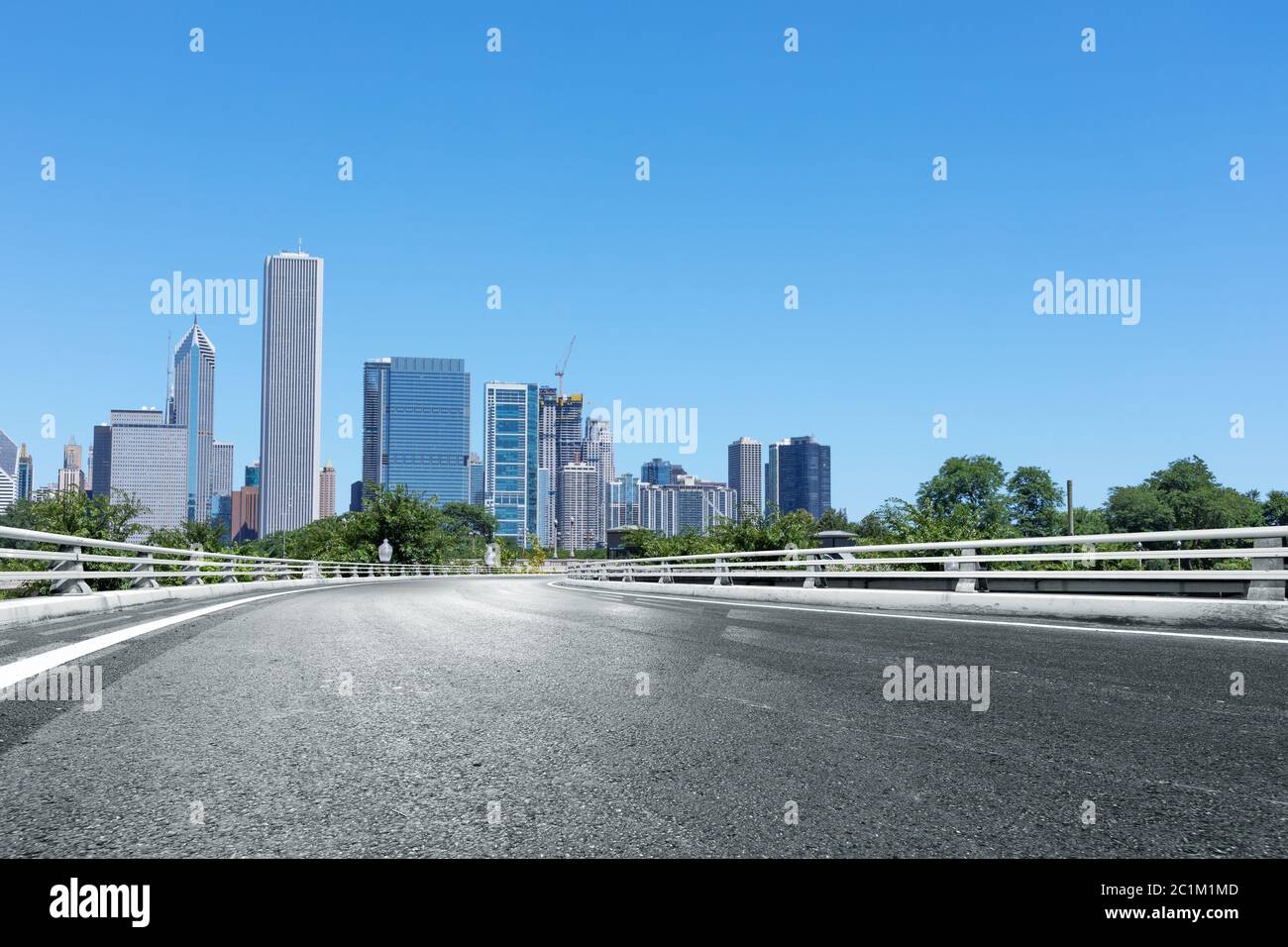 Asphalt-Autobahn mit moderner Stadt in chicago Stockfoto