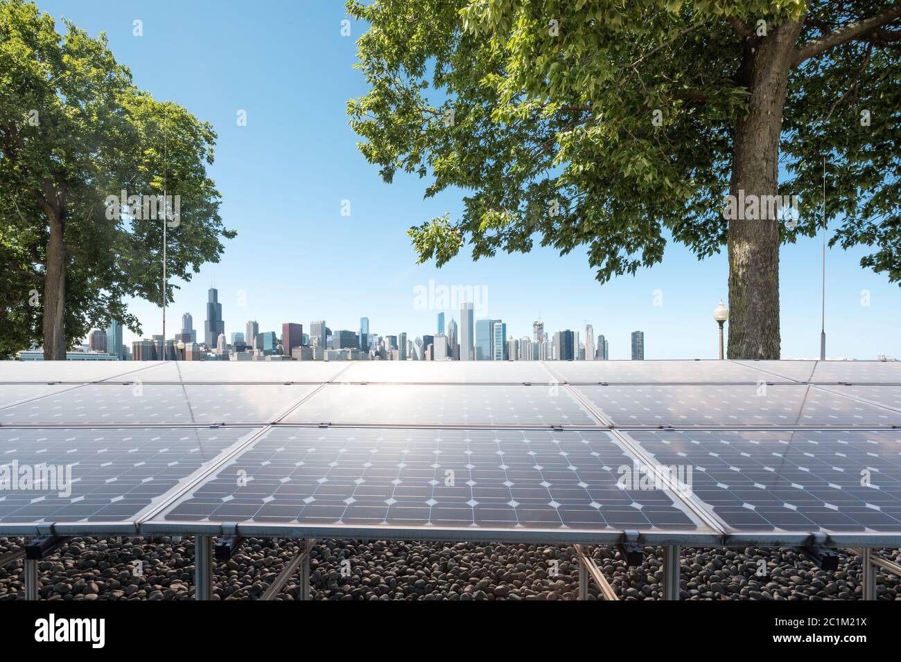 Solarzellen mit Stadt Stockfoto