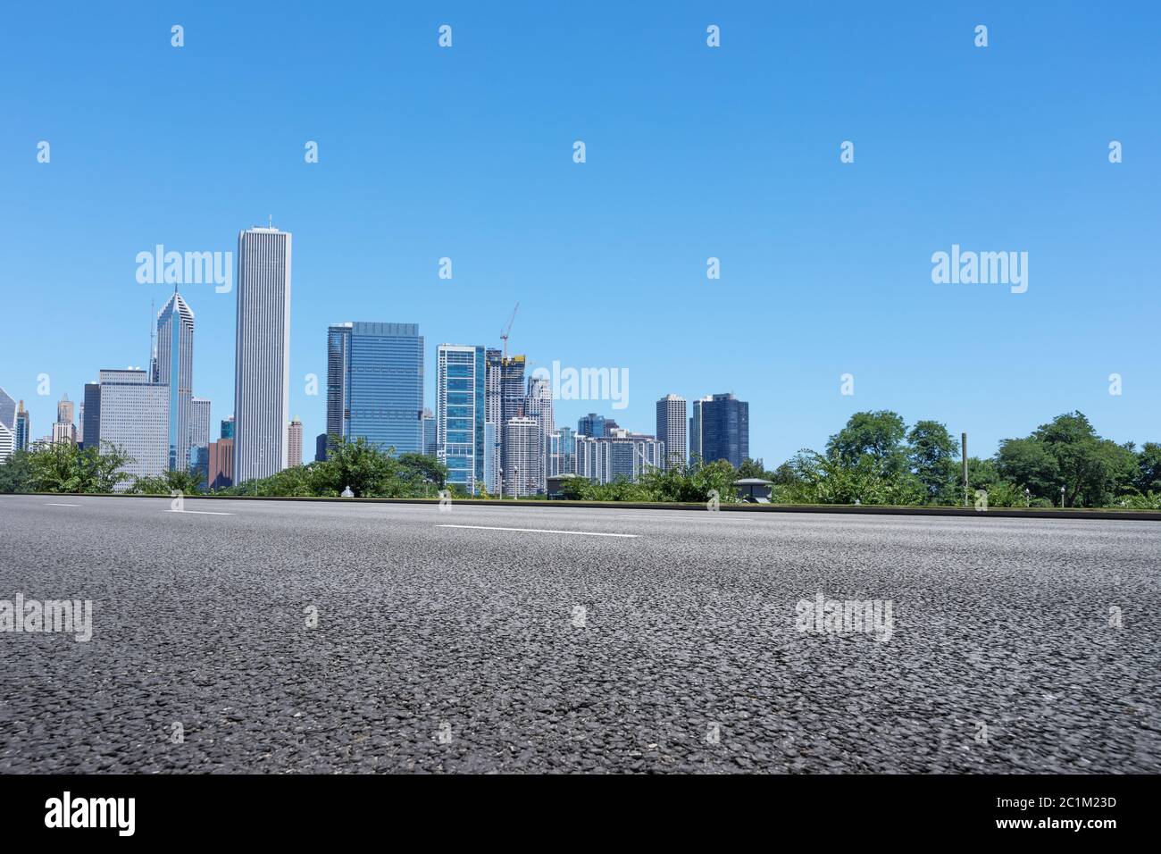 Asphalt-Autobahn mit moderner Stadt in chicago Stockfoto