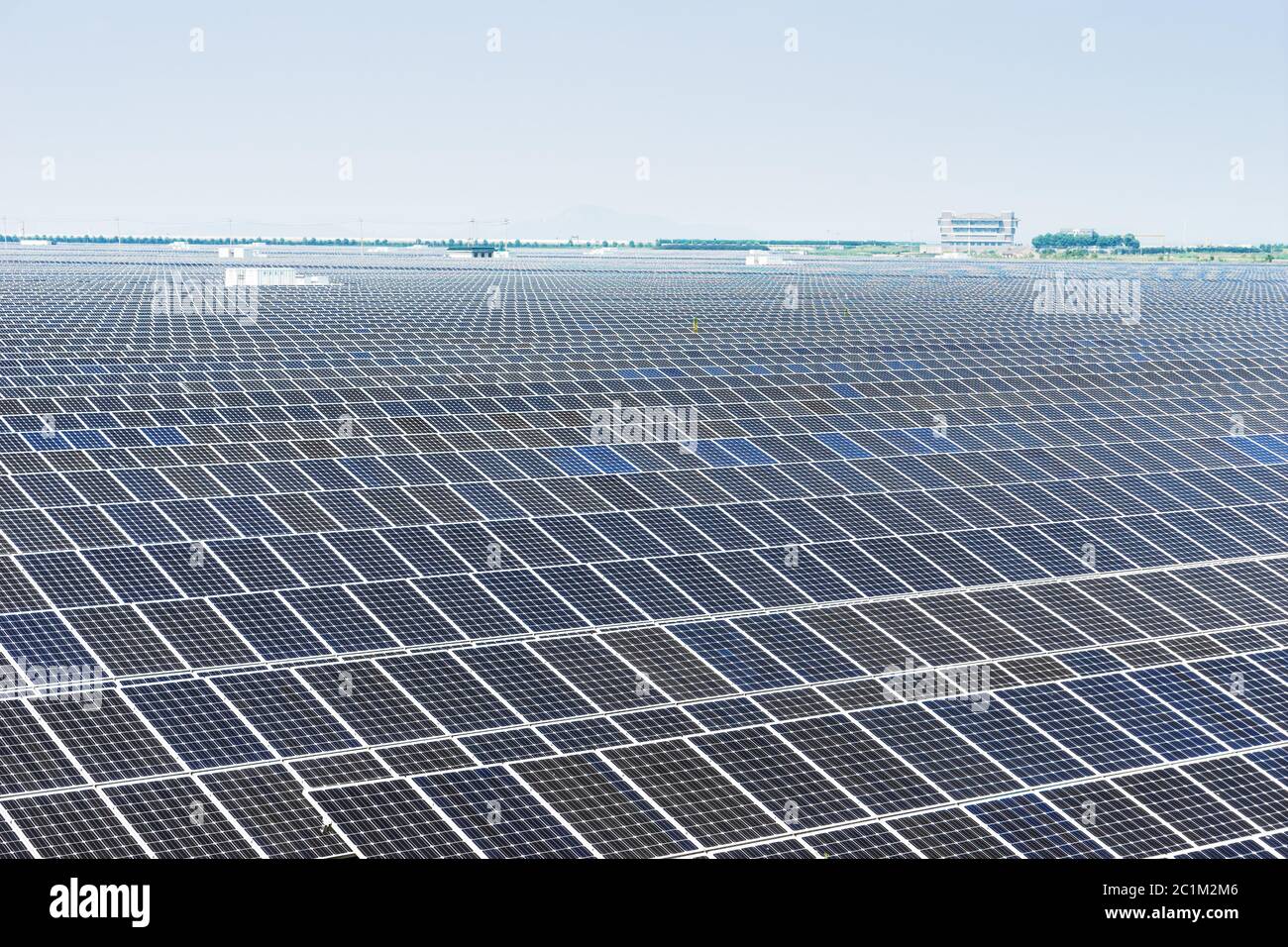 Sonnenkollektoren, Photovoltaik, alternative Stromquelle - Konzept der nachhaltigen Ressourcen Stockfoto