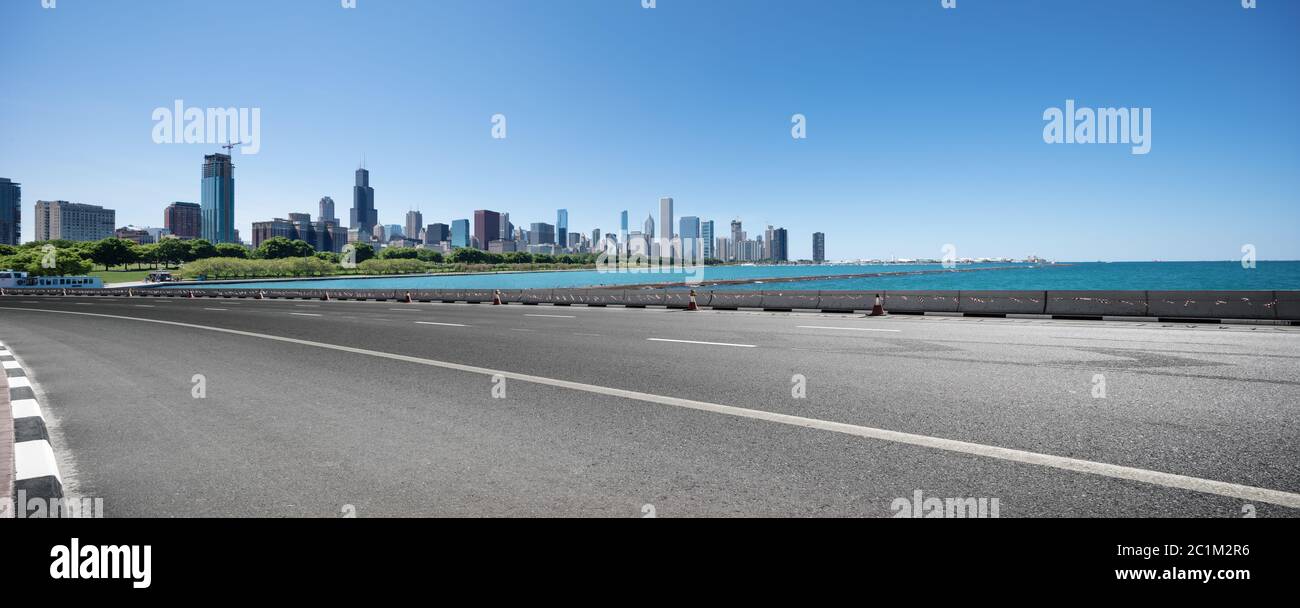 Asphalt-Autobahn mit moderner Stadt in chicago Stockfoto