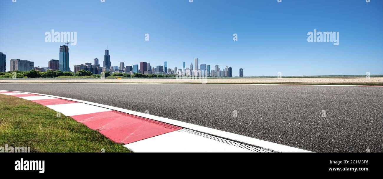 Asphalt-Autobahn mit moderner Stadt in chicago Stockfoto