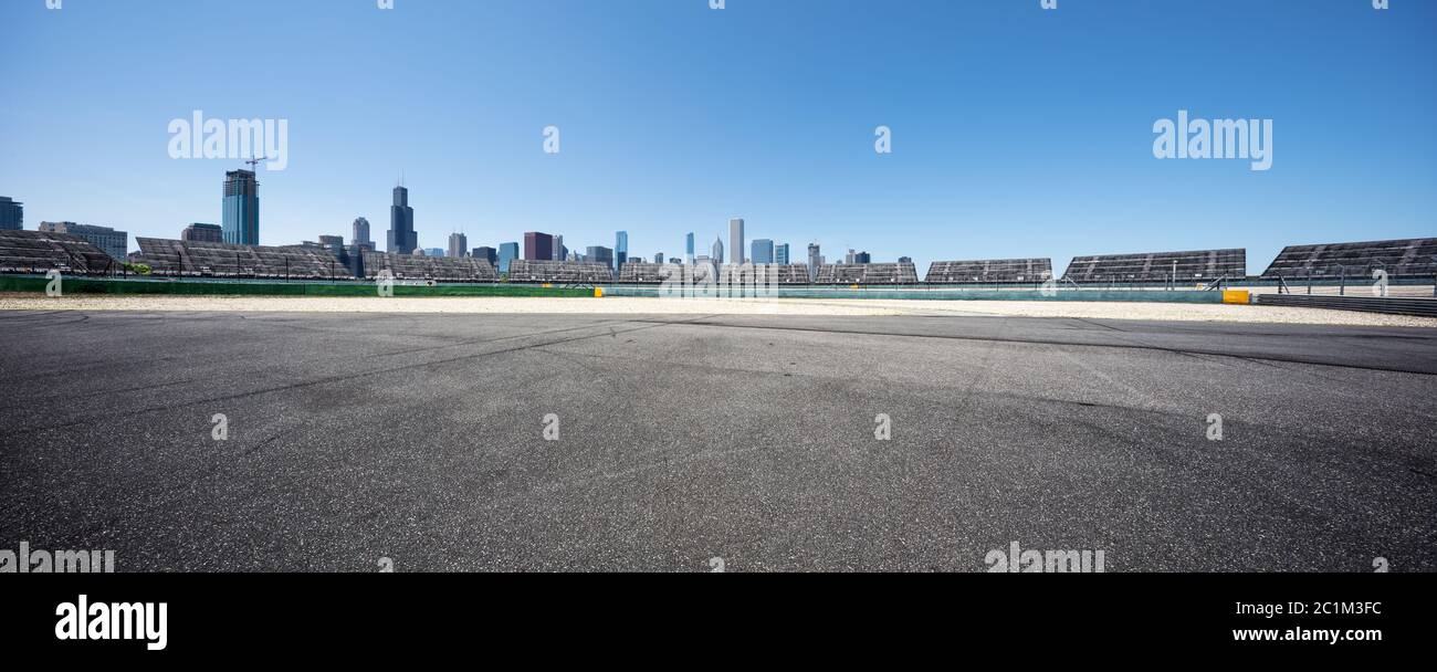 Asphalt-Autobahn mit moderner Stadt in chicago Stockfoto