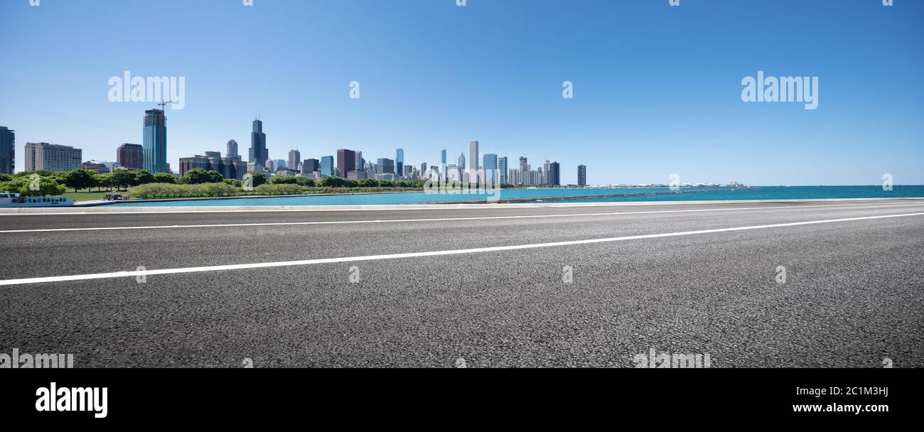 Asphalt-Autobahn mit moderner Stadt in chicago Stockfoto