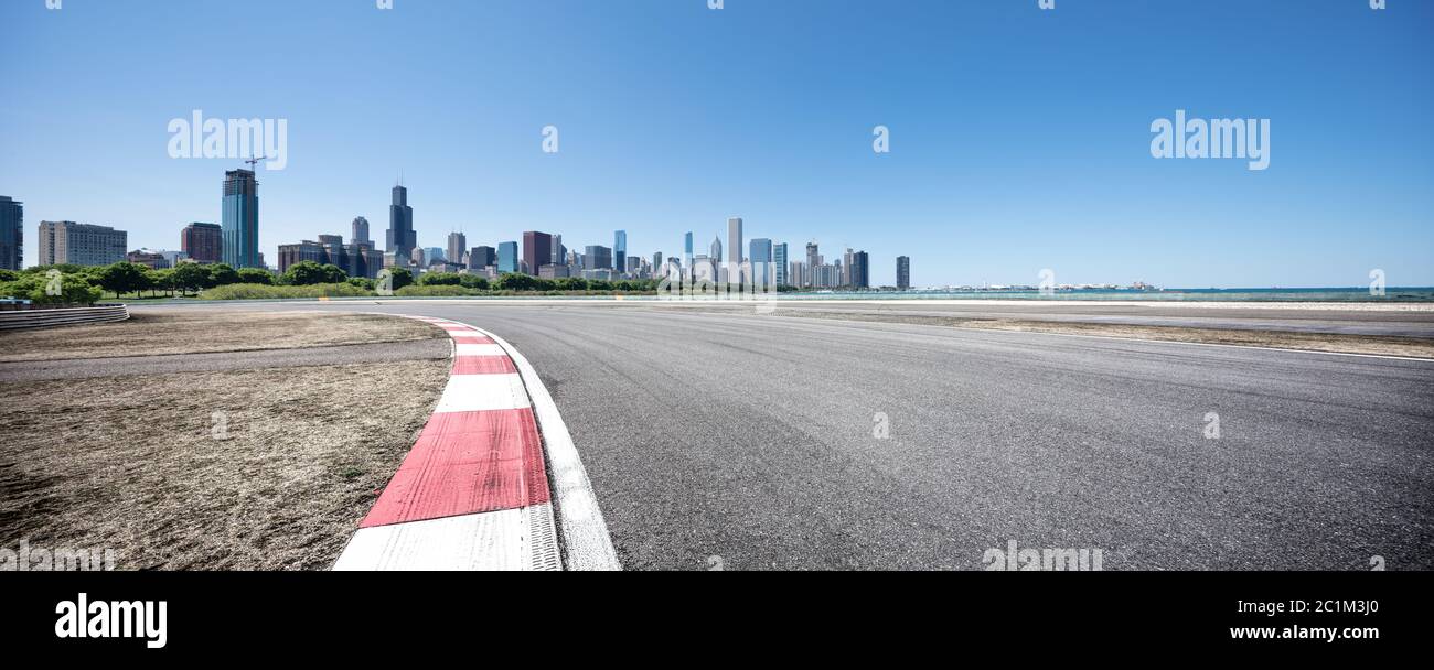 Asphalt-Autobahn mit moderner Stadt in chicago Stockfoto