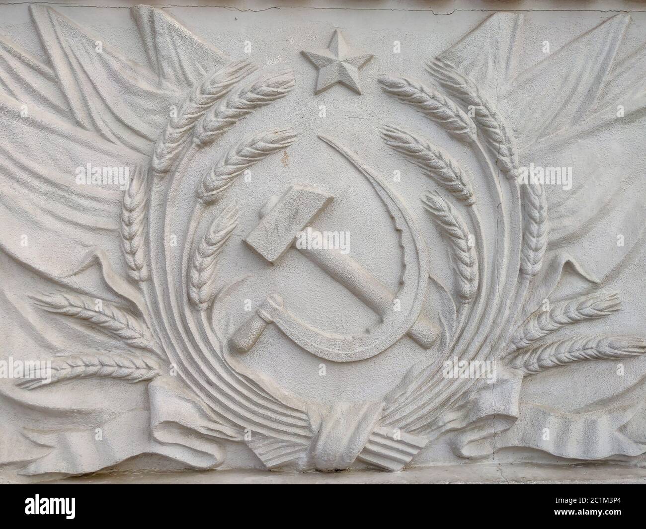 Bas-Relief mit Hammer und Sichel des Staatswappens der UdSSR Stockfoto