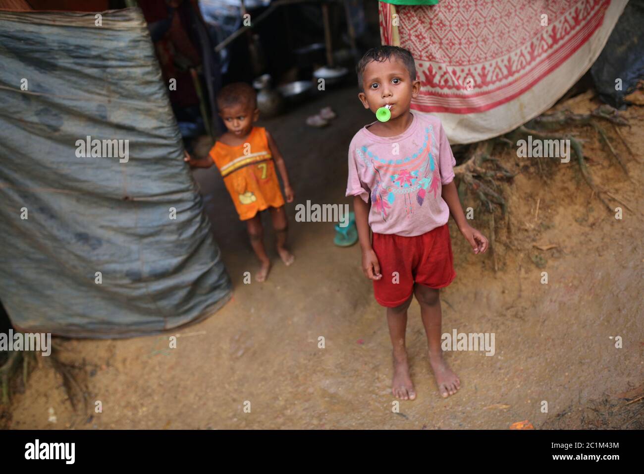 Ein Rohingya-Junge spielt Flöte im Flüchtlingslager Kutupalong, Bangladesch, Dienstag, 03. Oktober 2017. Stockfoto