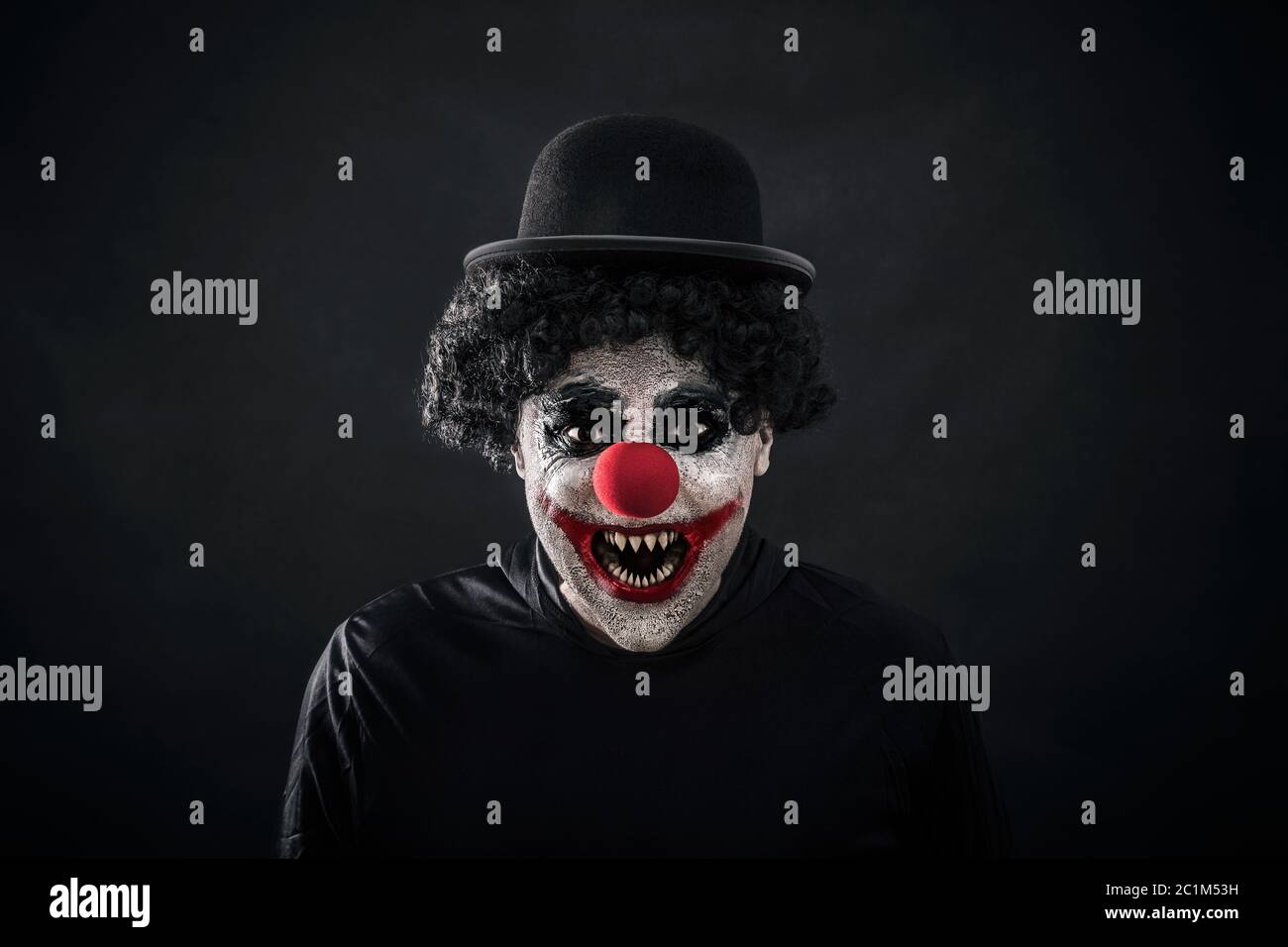Scary clown seine scharfen spitzen Zähne Stockfoto