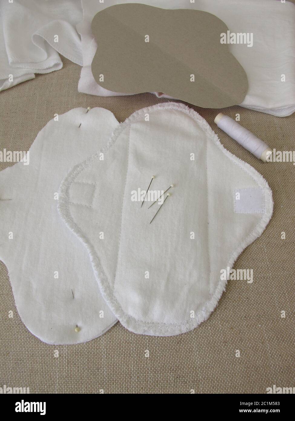 Waschbare, selbstgenähte Monatshygiene-Slipeinlage aus Stoff Stockfoto