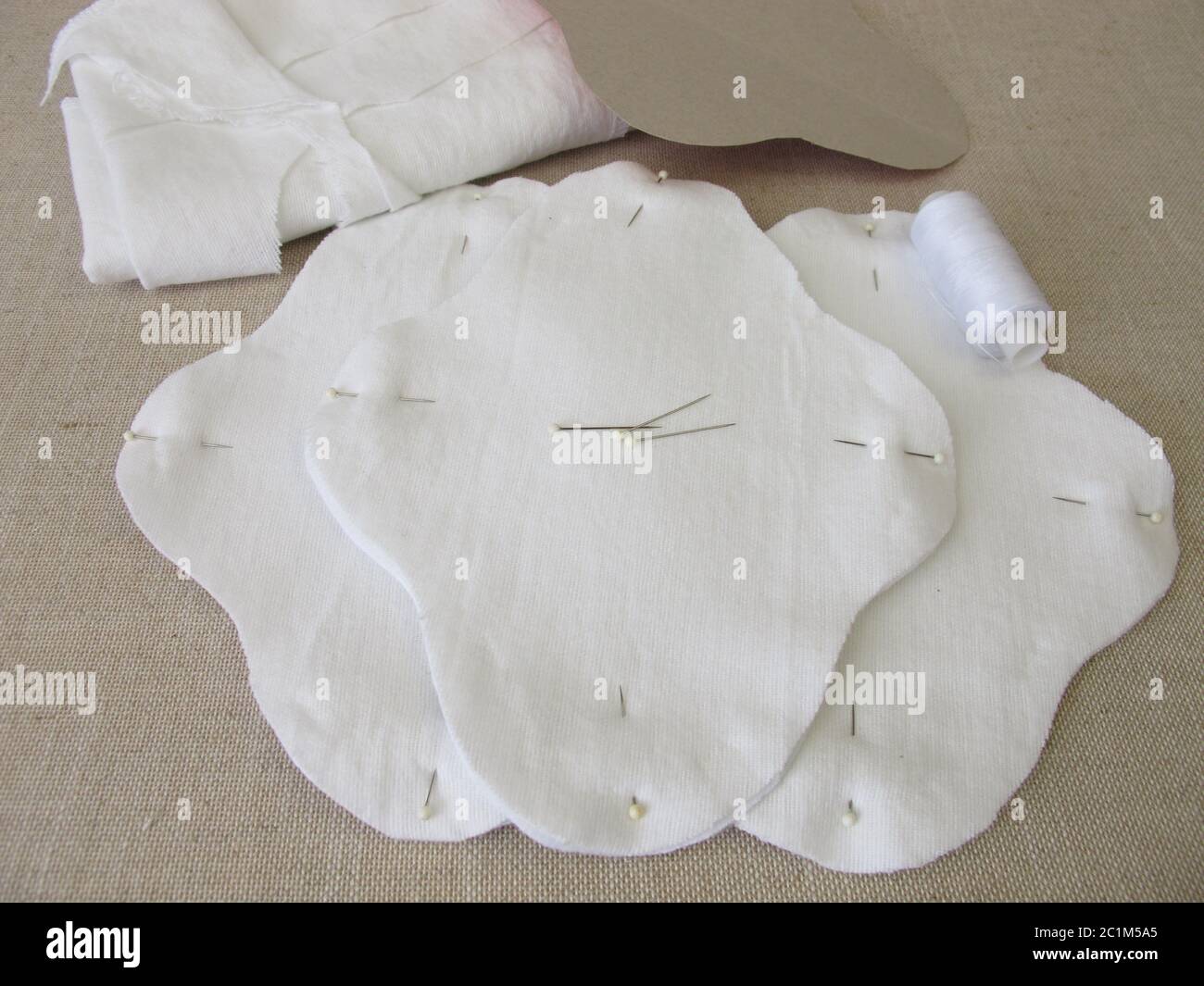 Waschbare, selbstgenähte Monatshygiene-Slipeinlage aus Stoff  Stockfotografie - Alamy