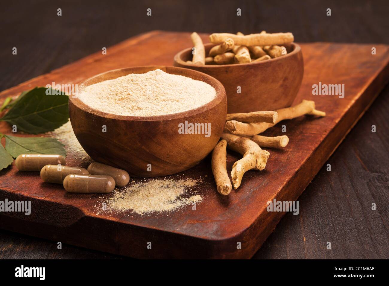 Adaptogen ashwagandha Wurzel und Pulver. Stockfoto