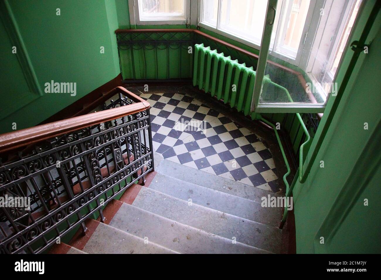 Fragment des Inneren der Treppe in einem Mehrfamilienhaus im Jugendstil auf der Lenin-Straße Stockfoto