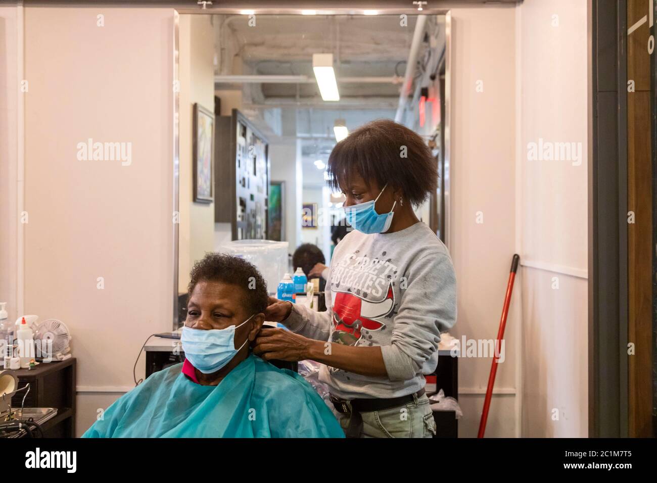 Detroit, Michigan, USA. Juni 2020. Eine Klientin bekommt ihre Haare im Salon Detroit am ersten Tag fertig, an dem Haar- und Nagelstudios, Friseurläden und Spas in Michigan wieder geöffnet werden durften. Sie wurden im März wegen der Coronavirus-Pandemie geschlossen. Quelle: Jim West/Alamy Live News Stockfoto