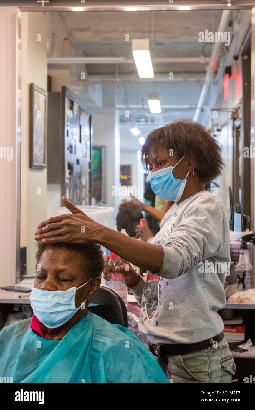 Detroit, Michigan, USA. Juni 2020. Eine Klientin bekommt ihre Haare im Salon Detroit am ersten Tag fertig, an dem Haar- und Nagelstudios, Friseurläden und Spas in Michigan wieder geöffnet werden durften. Sie wurden im März wegen der Coronavirus-Pandemie geschlossen. Quelle: Jim West/Alamy Live News Stockfoto