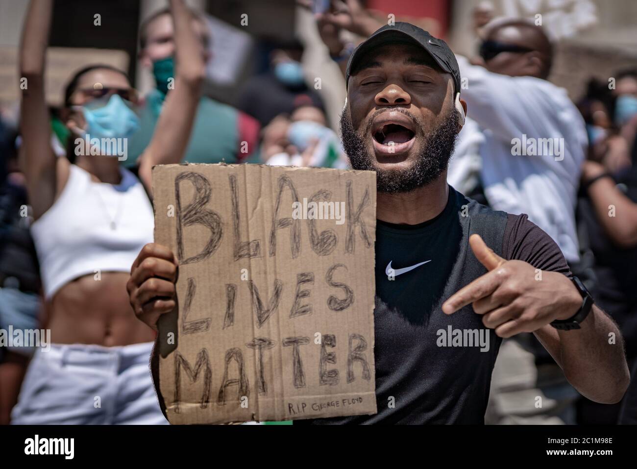 Tausende von Black Lives Matter (BLM) Aktivisten und Unterstützer versammeln sich am Trafalgar Square in London, um gegen den Tod von George Floyd in den USA zu protestieren. Stockfoto