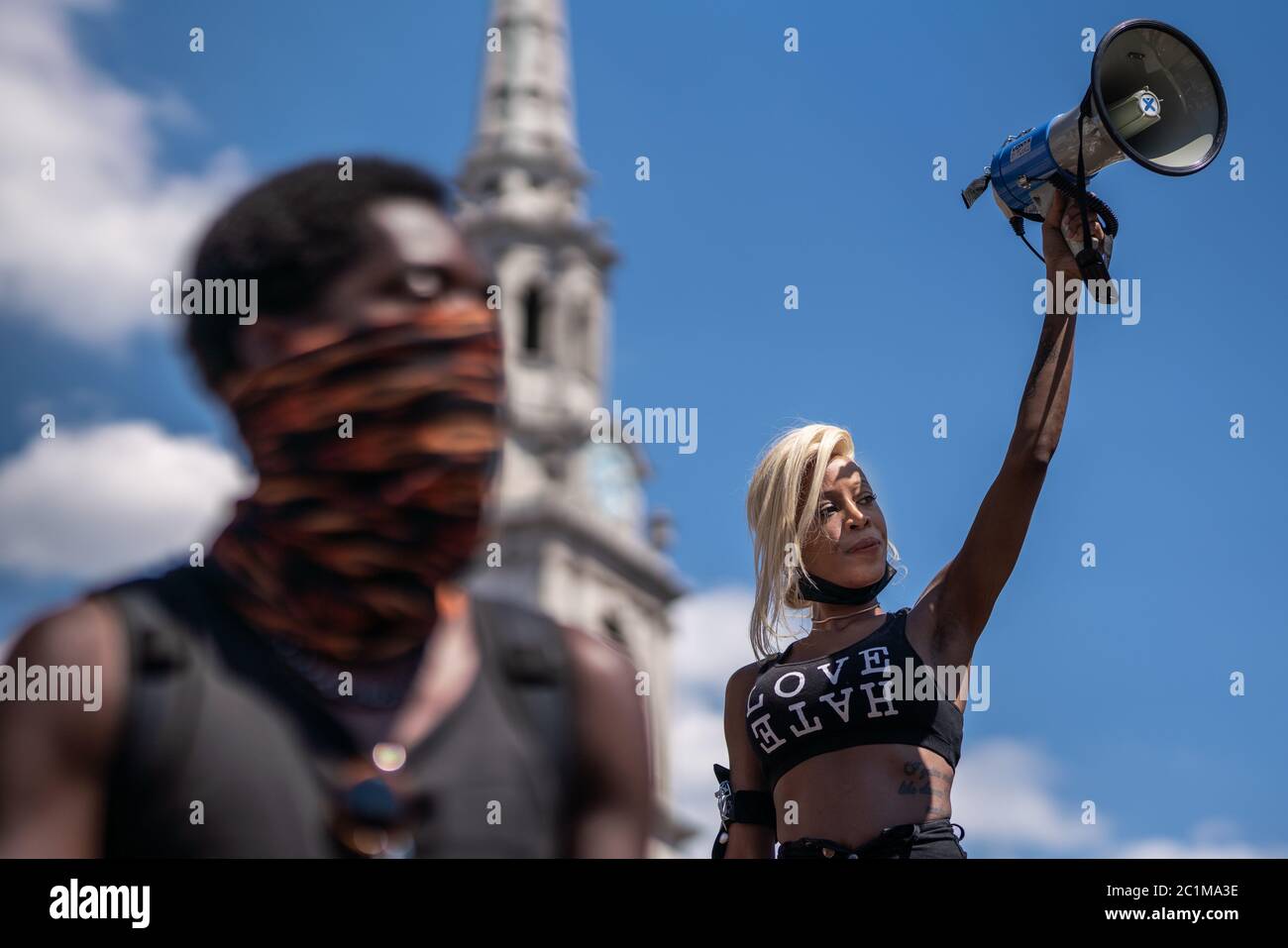 Tausende von Black Lives Matter (BLM) Aktivisten und Unterstützer versammeln sich am Trafalgar Square in London, um gegen den Tod von George Floyd in den USA zu protestieren. Stockfoto