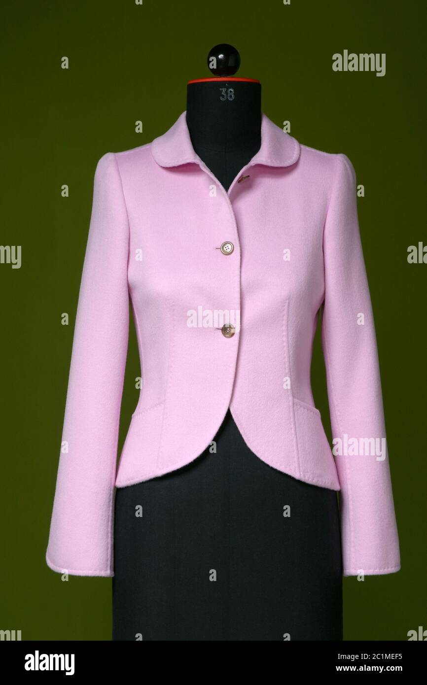 Maßgeschneiderte Designer-Jacke für Frauen auf Schneiderpuppe Stockfoto