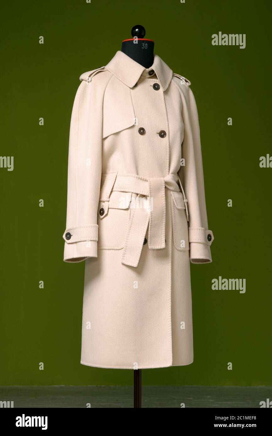 Maßgeschneiderte Designer-Mantel für Frauen auf Schneider Schaufensterpuppe Stockfoto