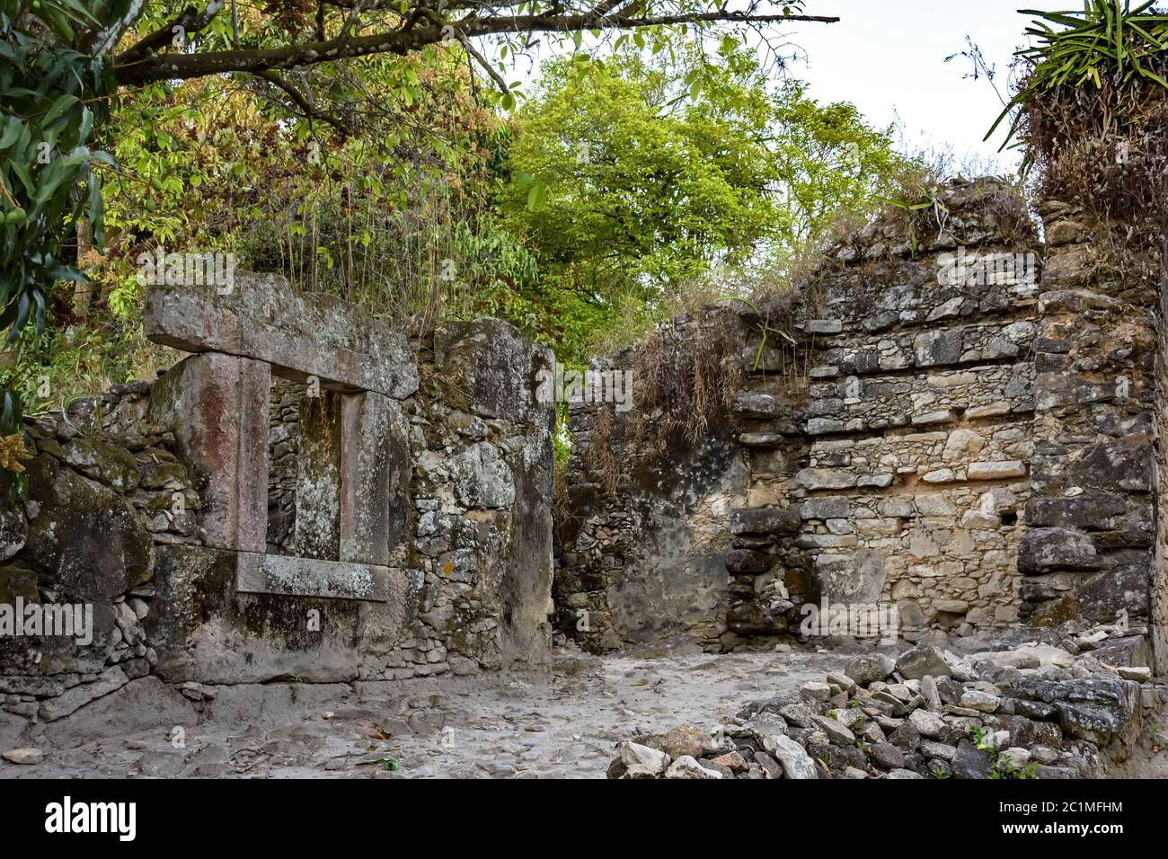 Alte Ruinen des brasilianischen Steinbauernhofs, gebaut von Sklaven in Minas Gerais Stockfoto