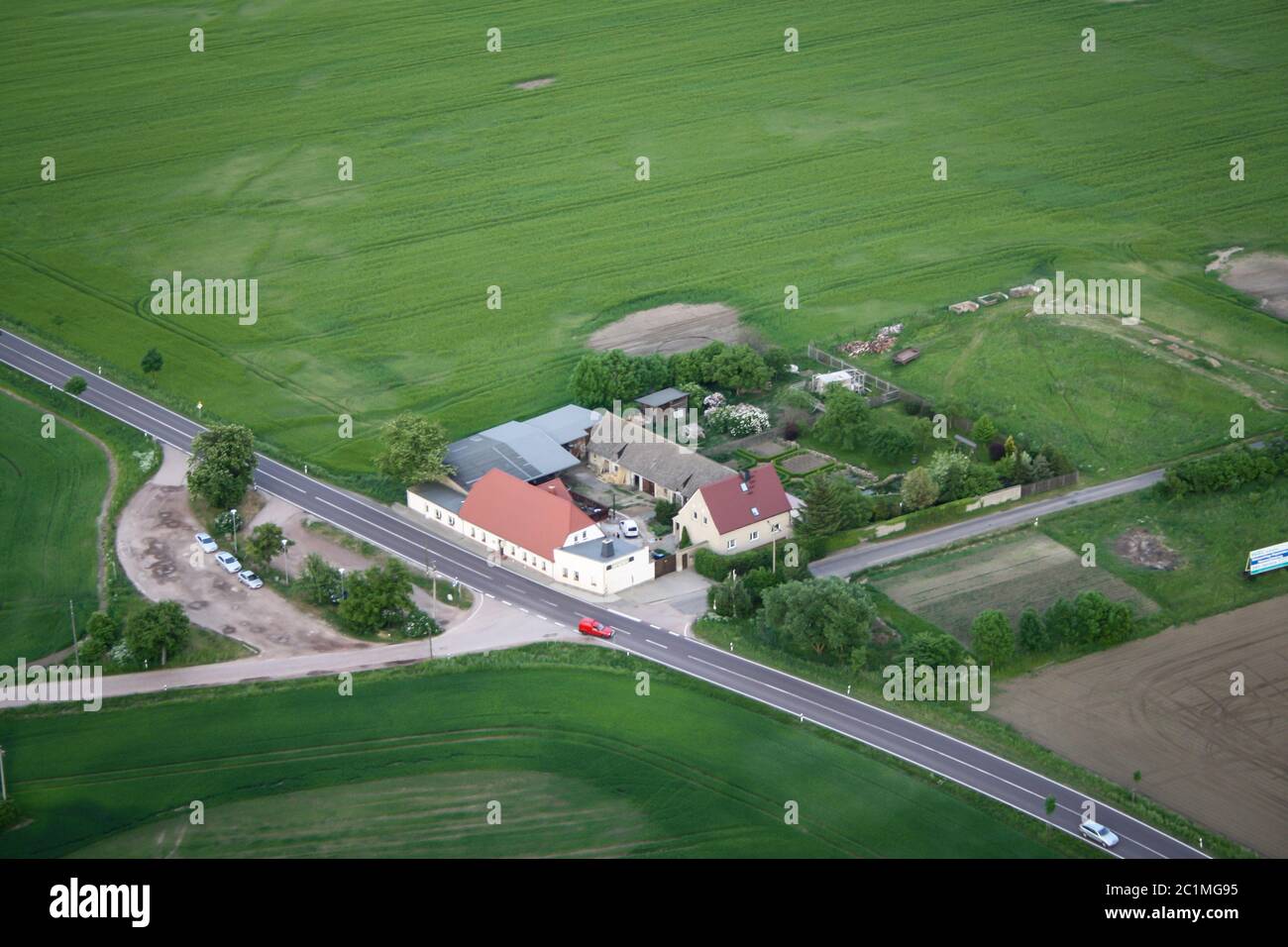 Blick auf eine Landstraße von einem Heißluftballon aus Stockfoto