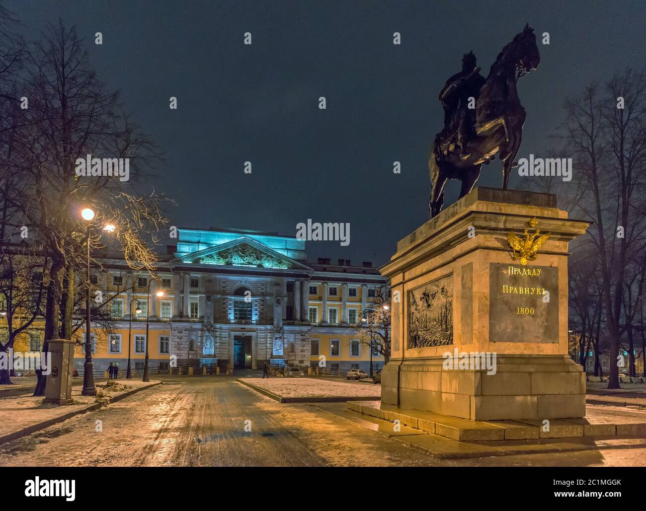 Denkmal von Peter dem Großen vor dem Michaelschloss in Sankt Petersburg, Russland Stockfoto