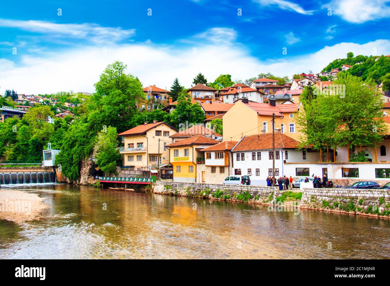 Blick auf die Architektur und den Damm des Flusses Milyacki im historischen Zentrum von Sarajevo, Bosnien und Herzegowina Stockfoto