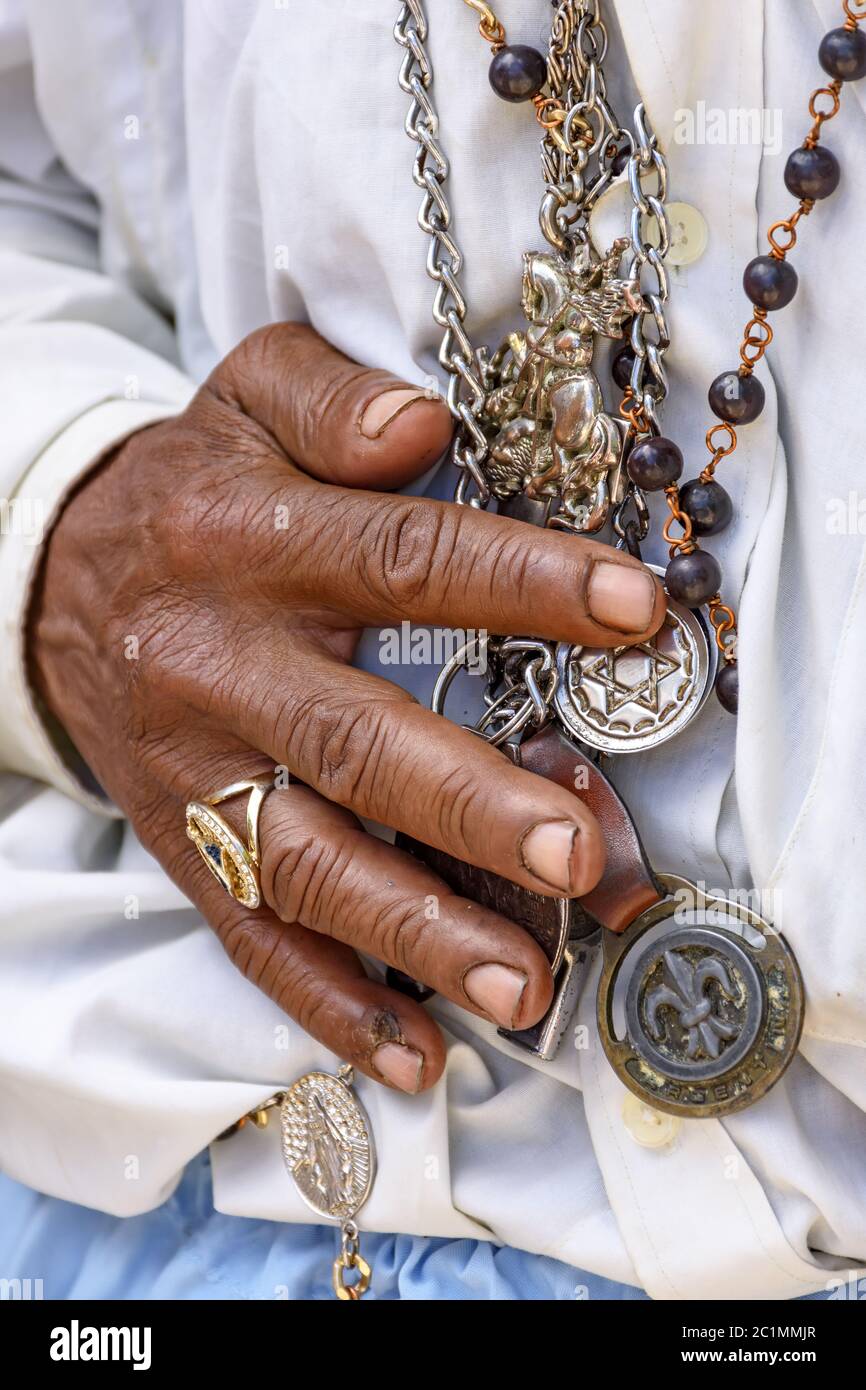 Detail der Hände mit religiösen Symbolen Stockfoto