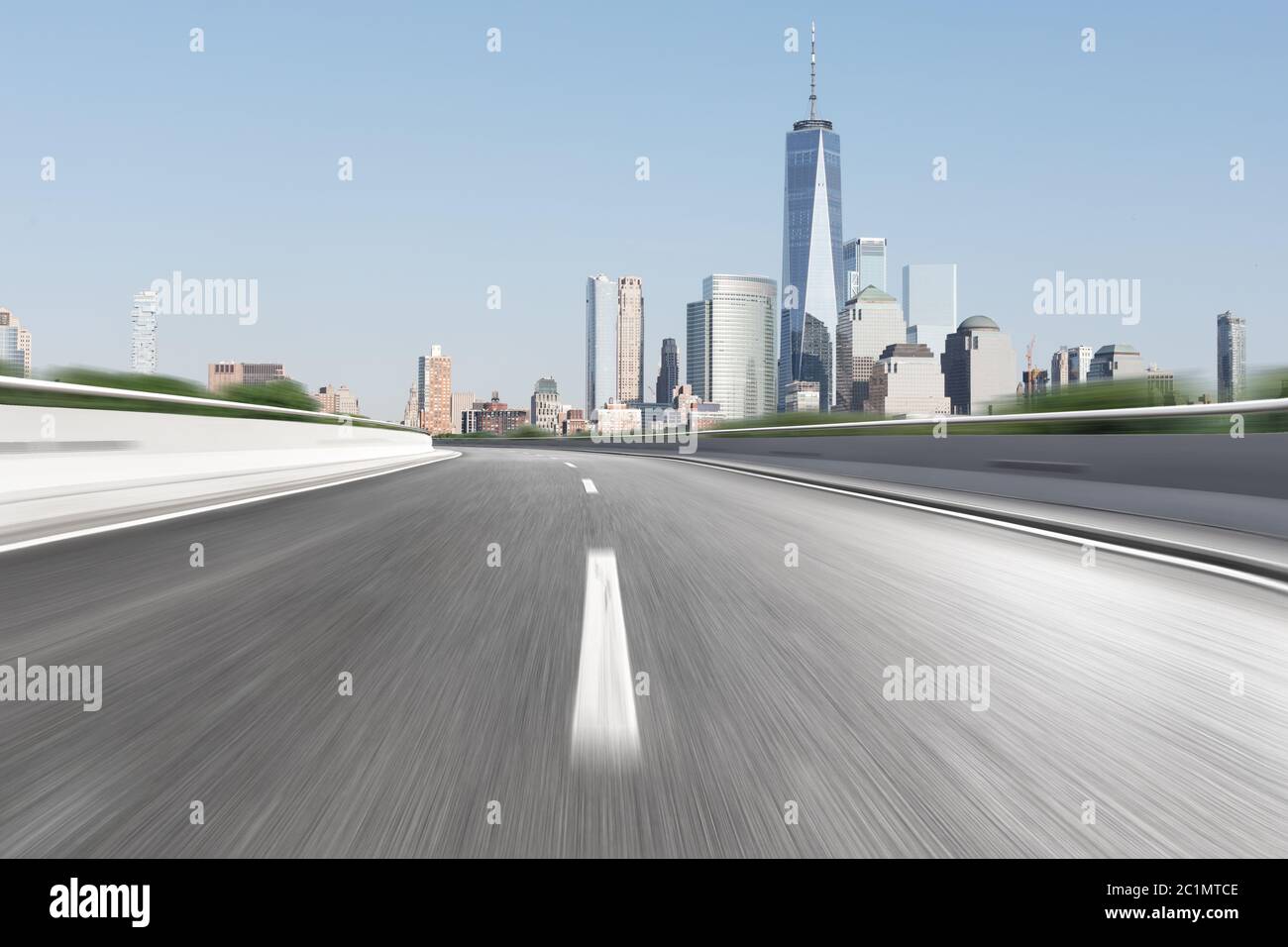 Leere Autobahn durch moderne Stadt Stockfoto