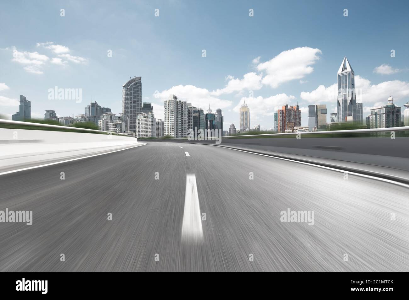 Leere Autobahn durch moderne Stadt Stockfoto