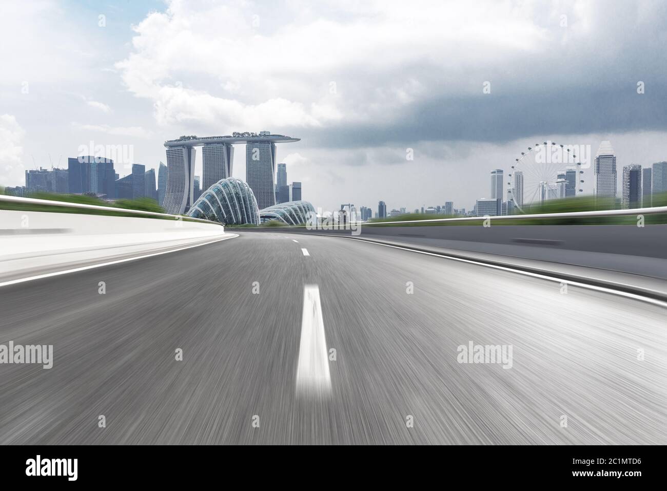 Leere Autobahn durch moderne Stadt Stockfoto