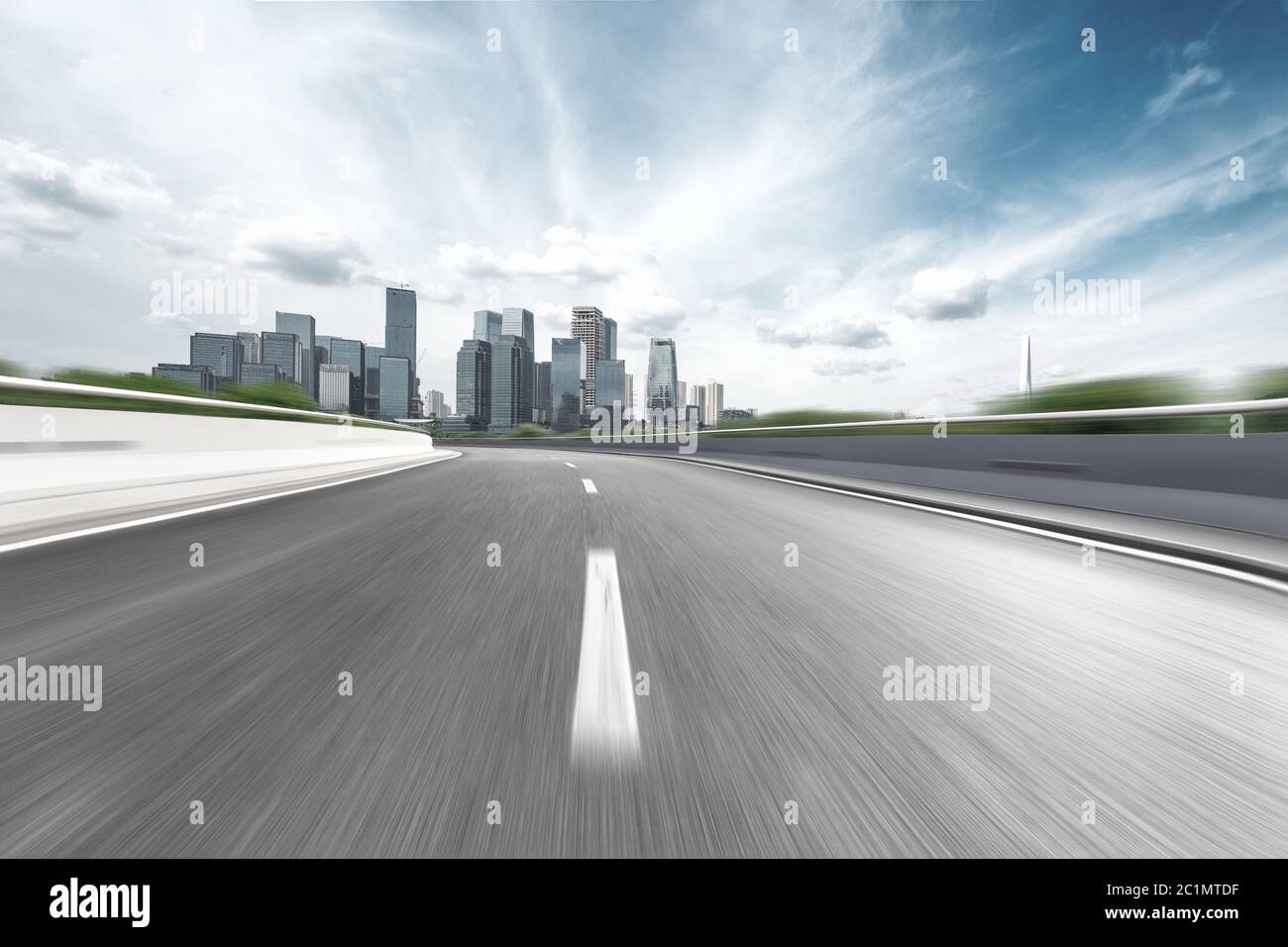 Leere Autobahn durch moderne Stadt Stockfoto