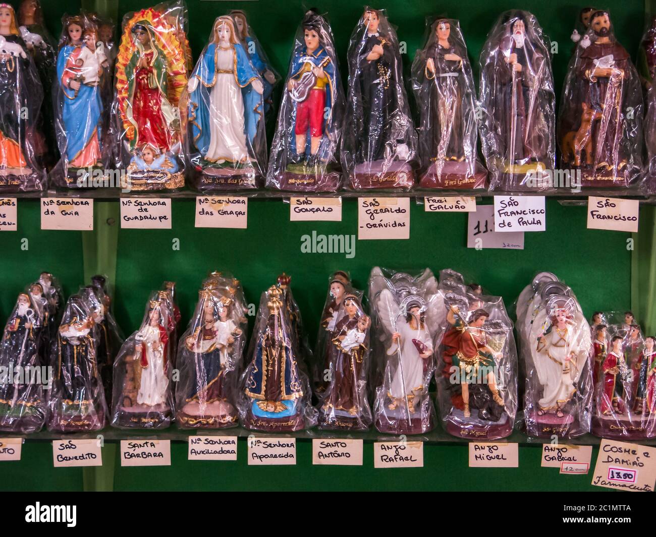 Gepackte Heiligenstatuen in einem traditionellen brasilianischen Laden Stockfoto