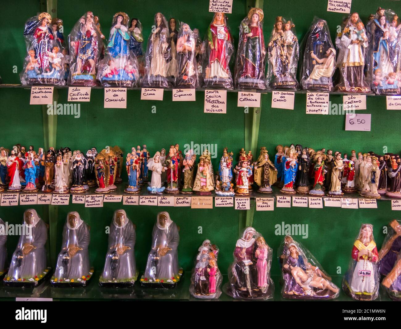 Gepackte Heiligenstatuen in einem traditionellen brasilianischen Laden Stockfoto