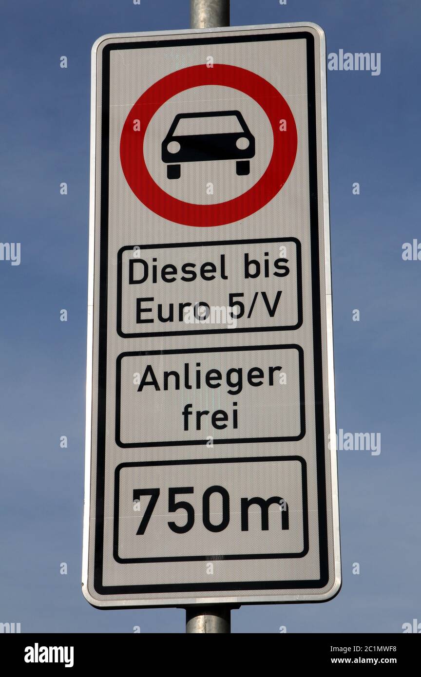 Verkehrszeichen in Hamburg, Deutschland, das die Einfahrt älterer Dieselfahrzeuge verbietet Stockfoto