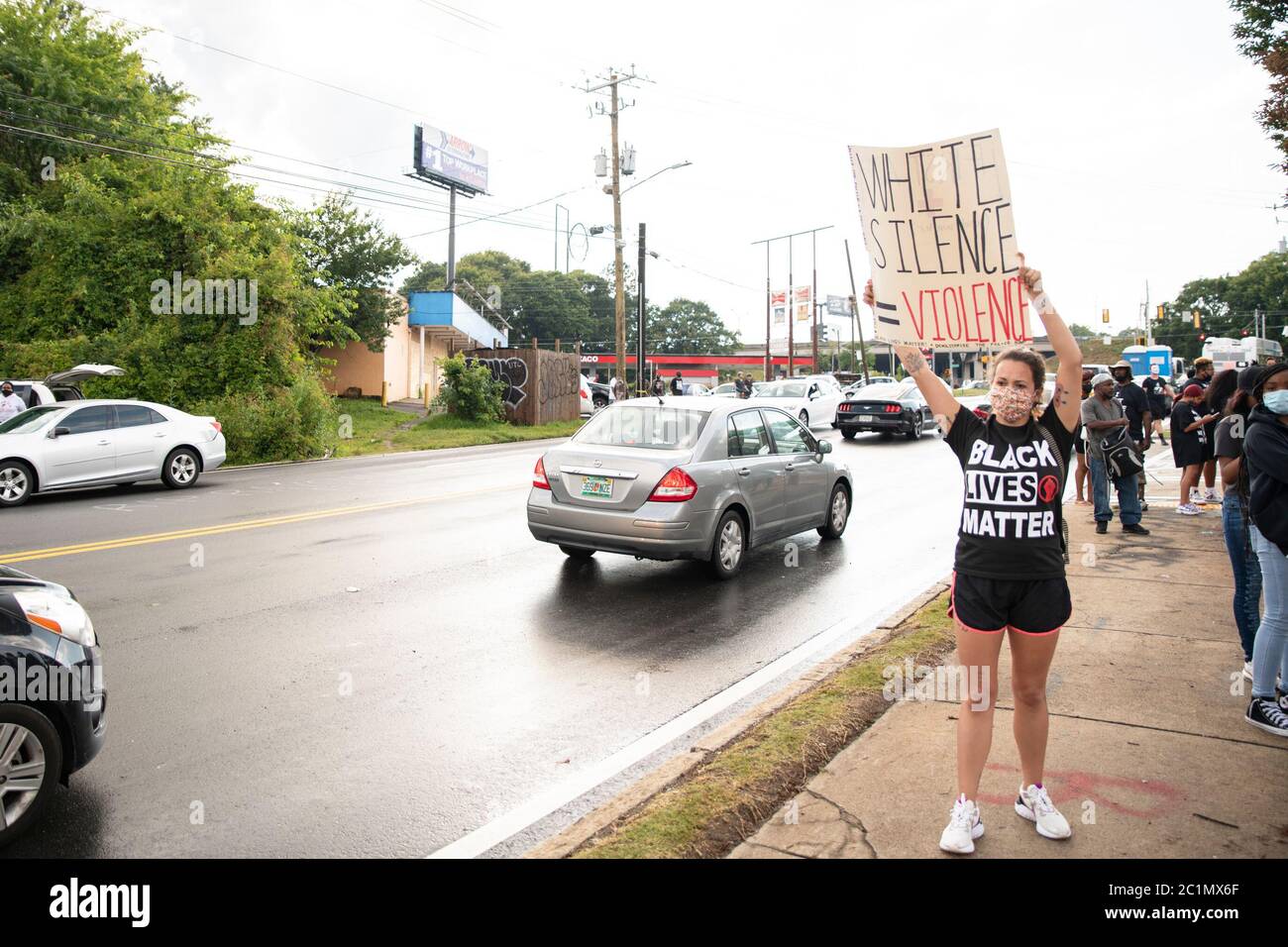 Atlanta, Georgia, USA. Juni 2020. Die Proteste und eine Mahnwache gingen am dritten Tag an dem Ort weiter, an dem die Polizei von Atlanta Rayshard Brooks erschossen hat. Quelle: Steve Eberhardt/ZUMA Wire/Alamy Live News Stockfoto