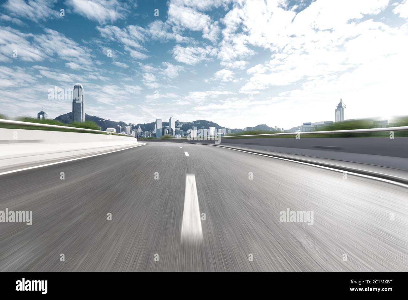 Leere Autobahn durch moderne Stadt Stockfoto