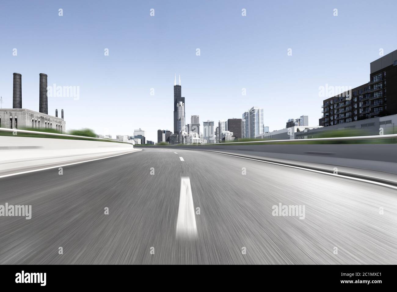 Leere Autobahn durch moderne Stadt Stockfoto
