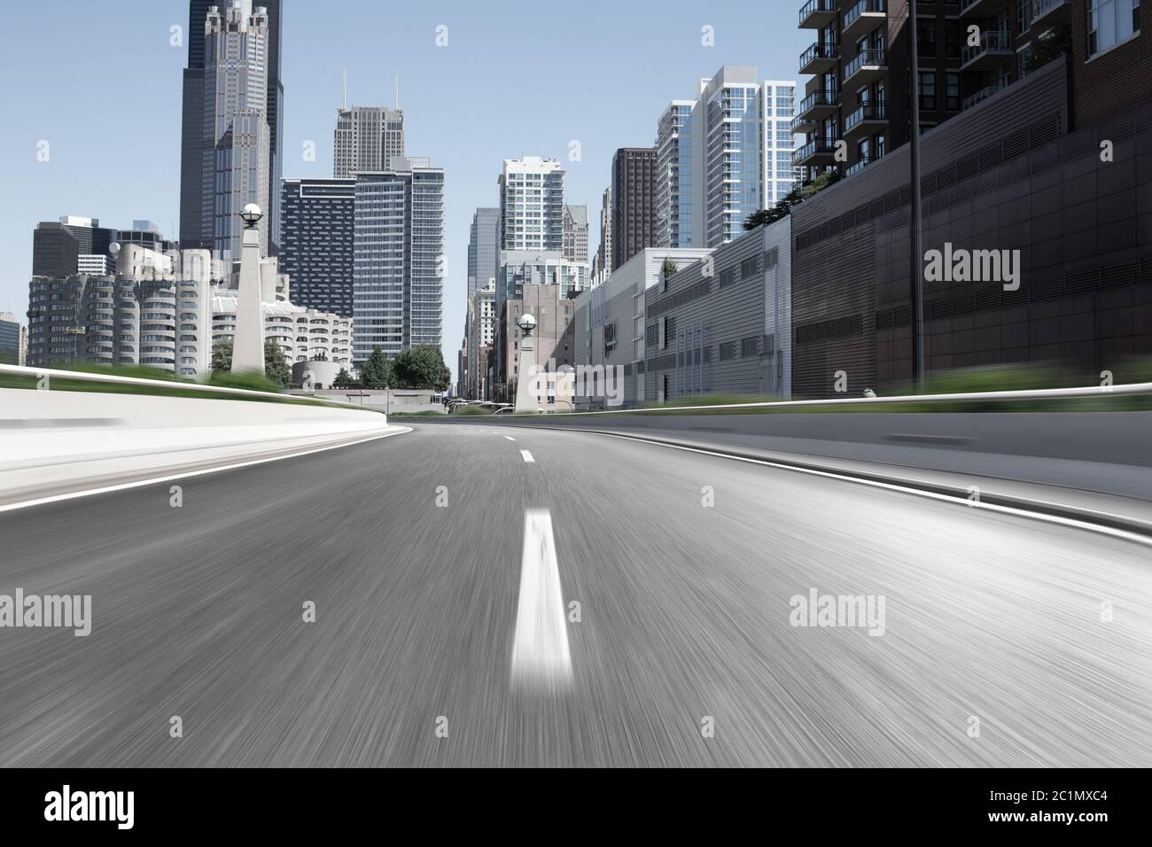 Leere Autobahn durch moderne Stadt Stockfoto